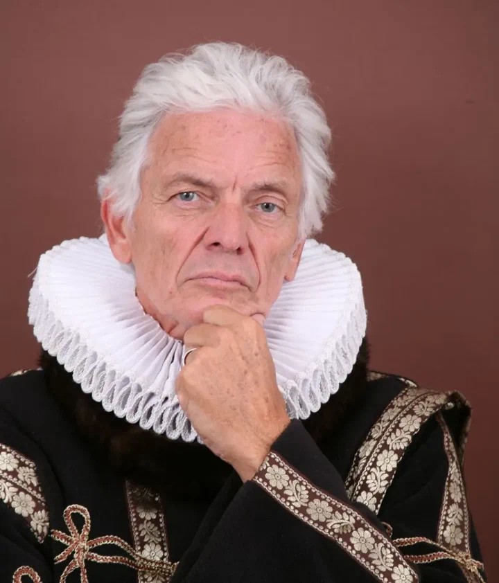 Ben Cramer in historisch kostuum met een witte kraag