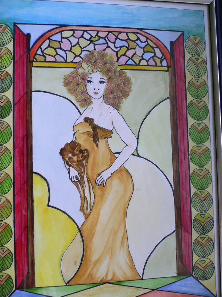 Kleurrijk decoratief paneel met een vrouw in een gele jurk
