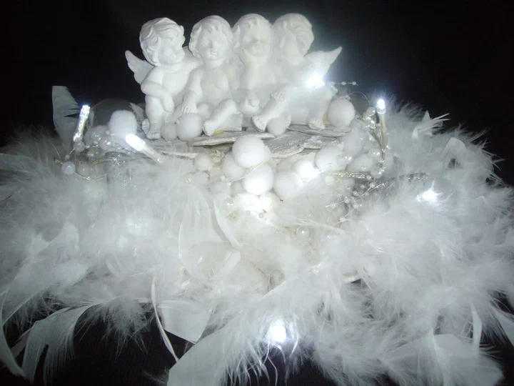 Witte decoratie met veren en figuren